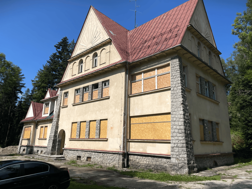 Laser 3D Scanning for Abandoned House Restoration