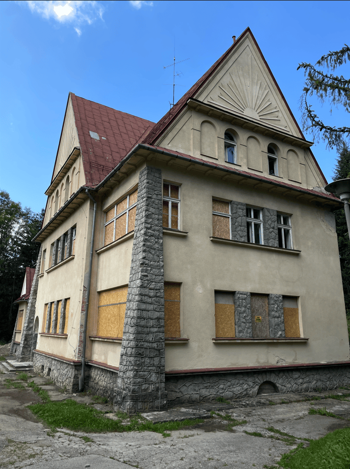 Laser 3D Scanning for Abandoned House Restoration