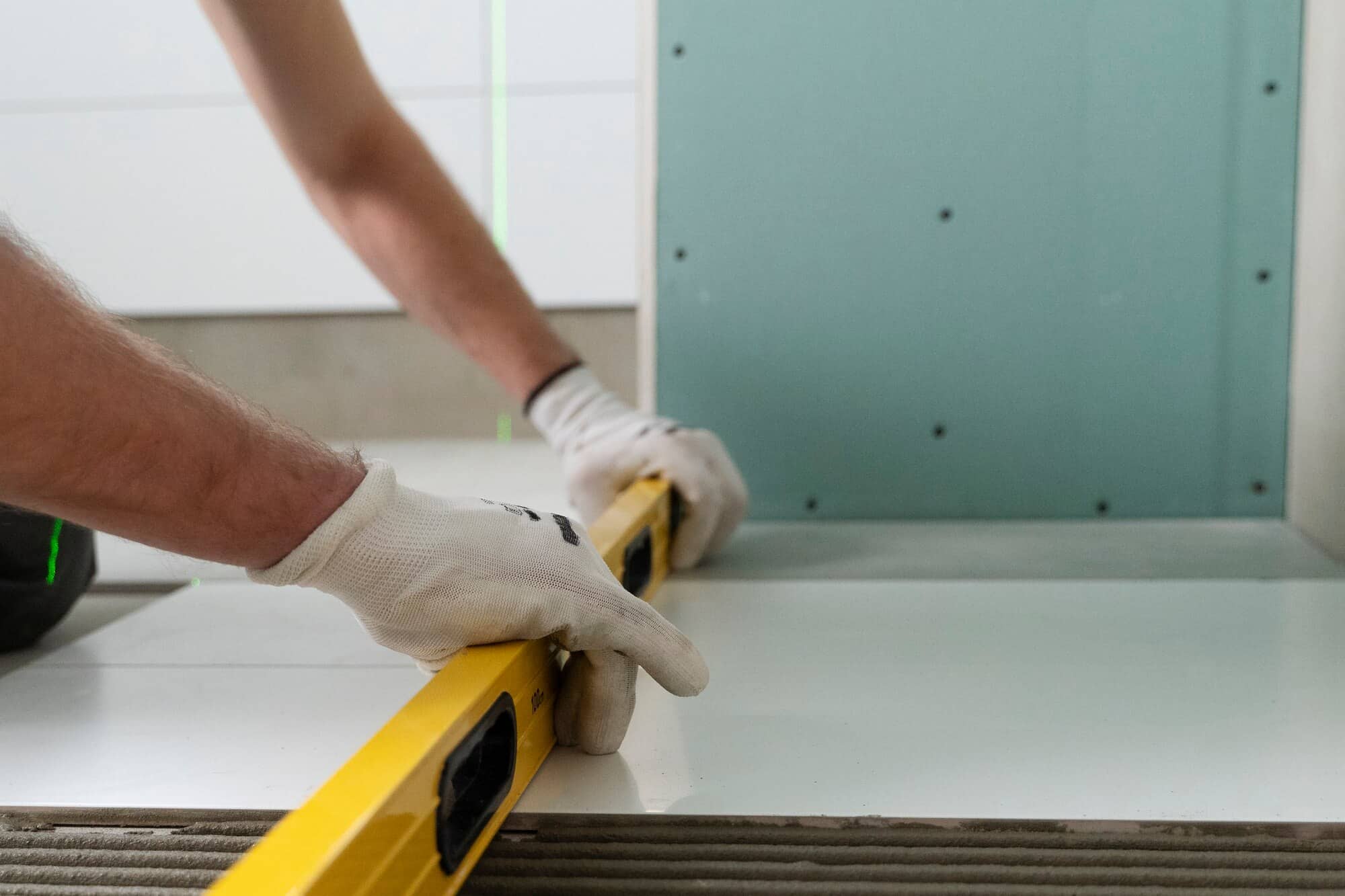 Laser scanner capturing precise As-Built measurements of a modern kitchen floor for accurate tile installation planning.