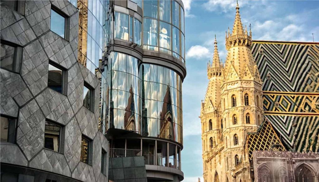 Modernes Glasgebäude neben der historischen Kathedrale, das Bestandsdienstleistungen zur Erhaltung und Modernisierung hervorhebt.