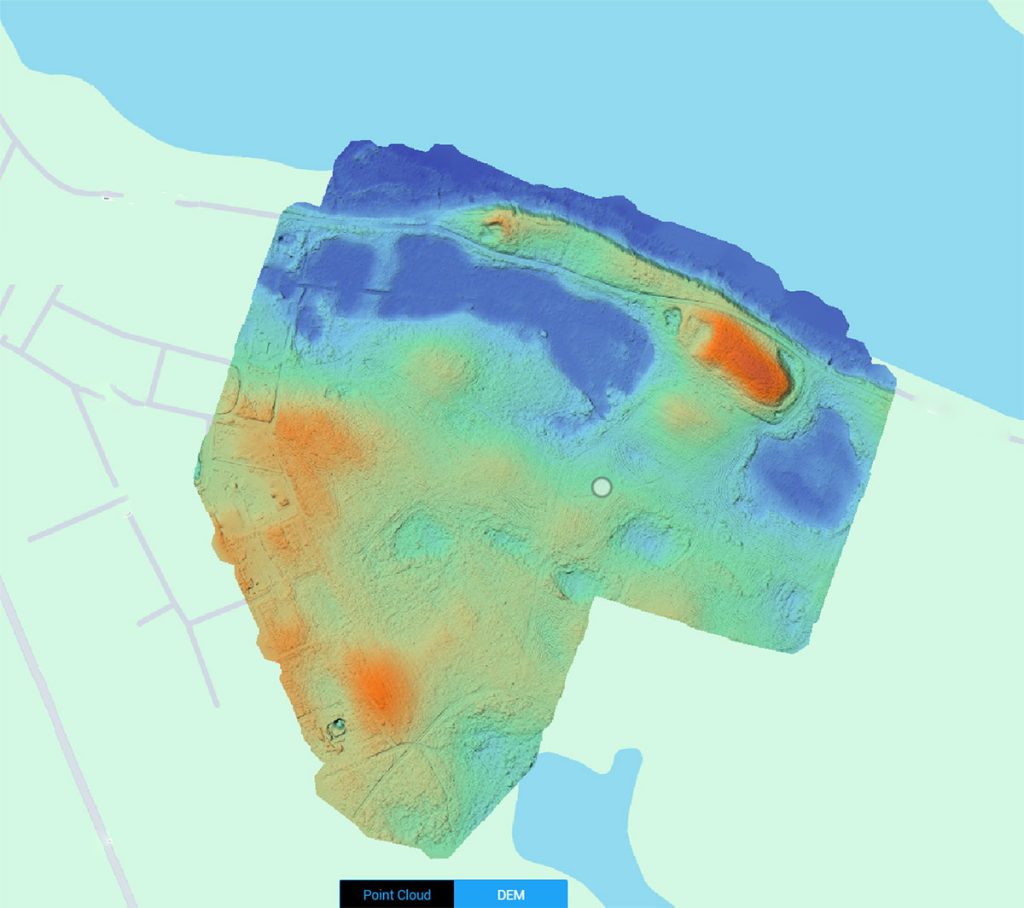 Widok z lotu ptaka dużego krajobrazu o powierzchni 247 akrów, mapowany za pomocą technologii skanowania dronem LiDAR na potrzeby planowania ośrodka, pokazujący szczegółowe zmiany wysokości, gęstość drzew i bliskość jeziora w celu optymalnego rozmieszczenia kabin.