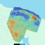 Widok z lotu ptaka dużego krajobrazu o powierzchni 247 akrów, mapowany za pomocą technologii skanowania dronem LiDAR na potrzeby planowania ośrodka, pokazujący szczegółowe zmiany wysokości, gęstość drzew i bliskość jeziora w celu optymalnego rozmieszczenia kabin.