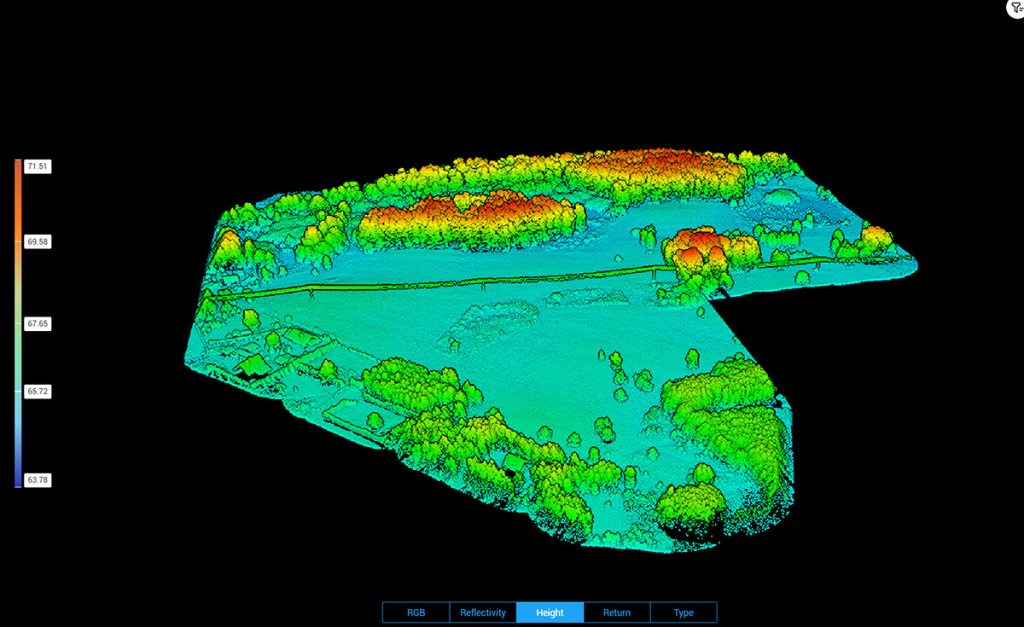 Widok z lotu ptaka dużego krajobrazu o powierzchni 247 akrów, mapowany za pomocą technologii skanowania dronem LiDAR na potrzeby planowania ośrodka, pokazujący szczegółowe zmiany wysokości, gęstość drzew i bliskość jeziora w celu optymalnego rozmieszczenia kabin.