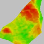 Widok z lotu ptaka dużego krajobrazu o powierzchni 247 akrów, mapowany za pomocą technologii skanowania dronem LiDAR na potrzeby planowania ośrodka, pokazujący szczegółowe zmiany wysokości, gęstość drzew i bliskość jeziora w celu optymalnego rozmieszczenia kabin.