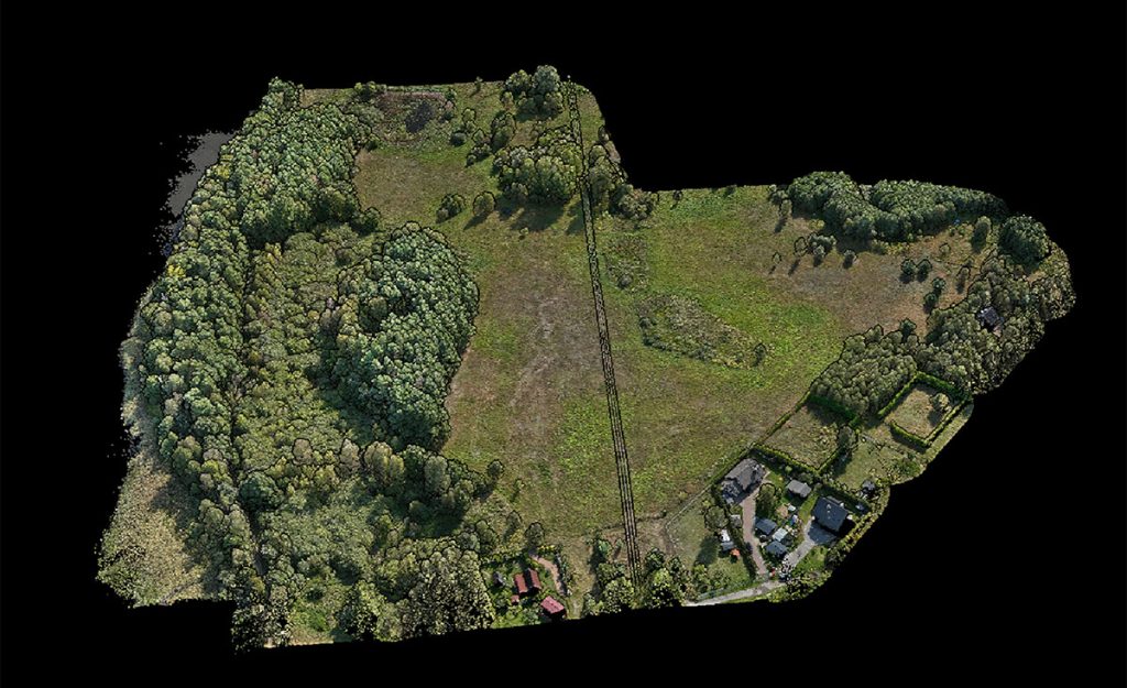 Widok z lotu ptaka dużego krajobrazu o powierzchni 247 akrów, mapowany za pomocą technologii skanowania dronem LiDAR na potrzeby planowania ośrodka, pokazujący szczegółowe zmiany wysokości, gęstość drzew i bliskość jeziora w celu optymalnego rozmieszczenia kabin.