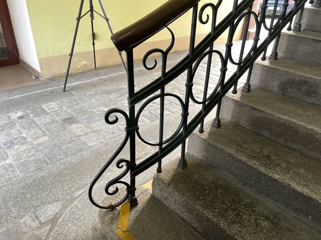 Model 3D historycznego holu o wysokiej precyzji przedstawiający zdobione balustrady i kopulasty sufit.