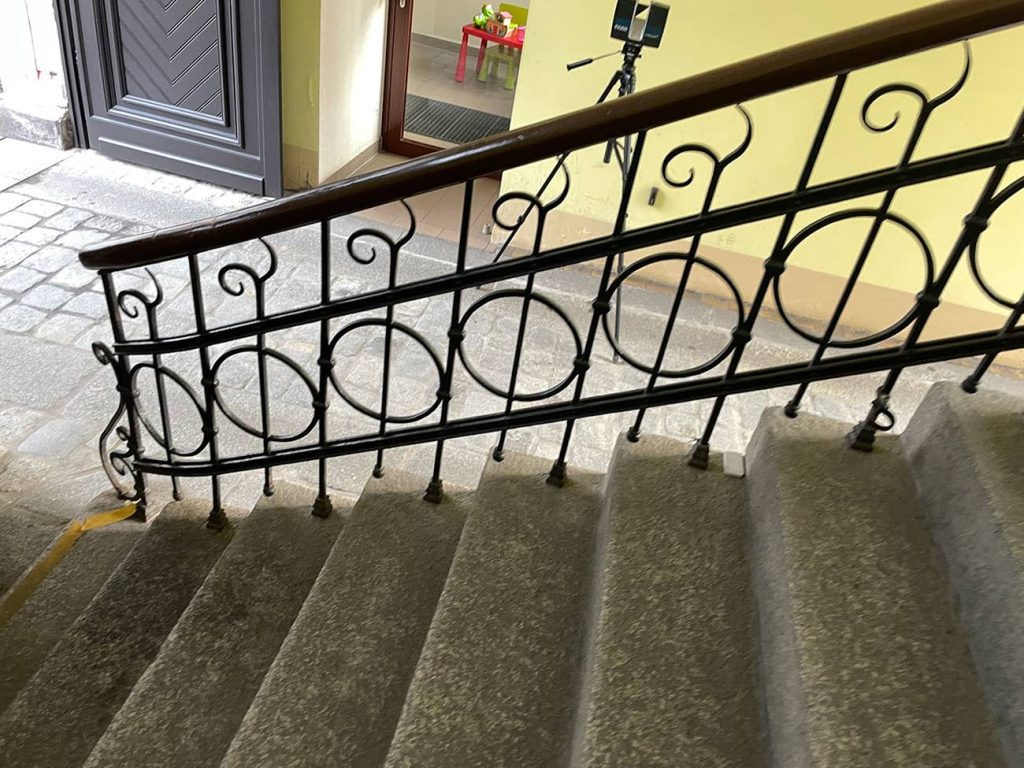 Model 3D historycznego holu o wysokiej precyzji przedstawiający zdobione balustrady i kopulasty sufit.