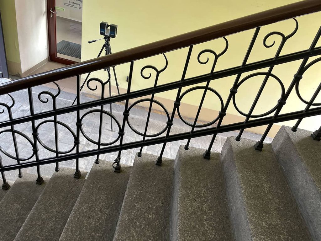 Model 3D historycznego holu o wysokiej precyzji przedstawiający zdobione balustrady i kopulasty sufit.