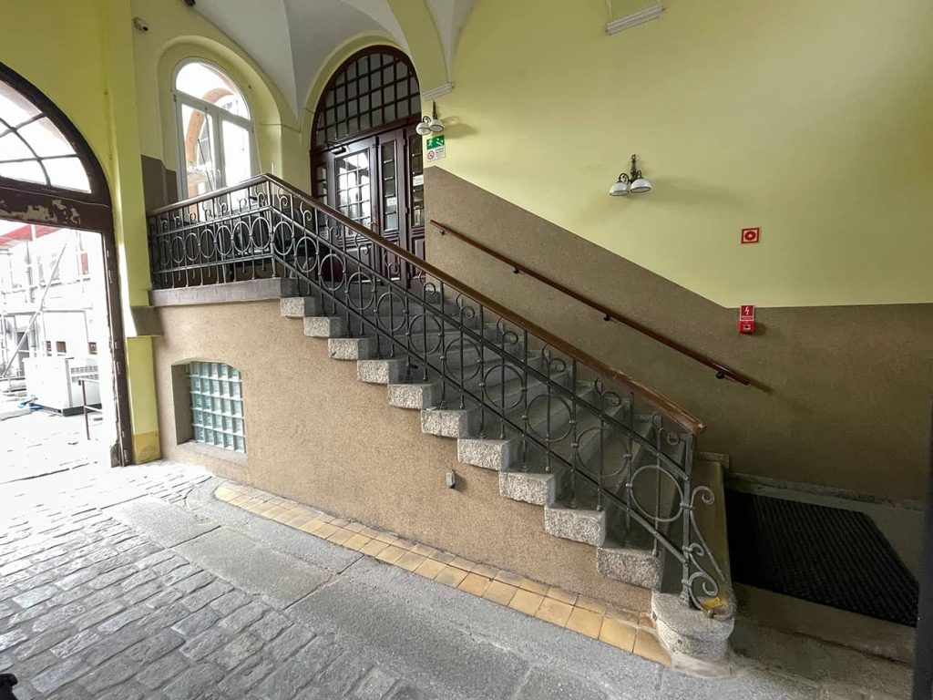 Model 3D historycznego holu o wysokiej precyzji przedstawiający zdobione balustrady i kopulasty sufit.