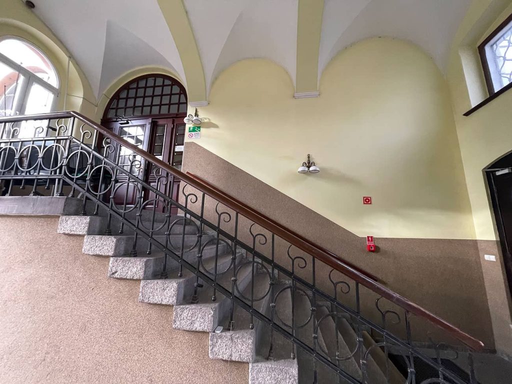 Model 3D historycznego holu o wysokiej precyzji przedstawiający zdobione balustrady i kopulasty sufit.