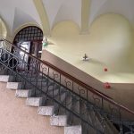 Model 3D historycznego holu o wysokiej precyzji przedstawiający zdobione balustrady i kopulasty sufit.