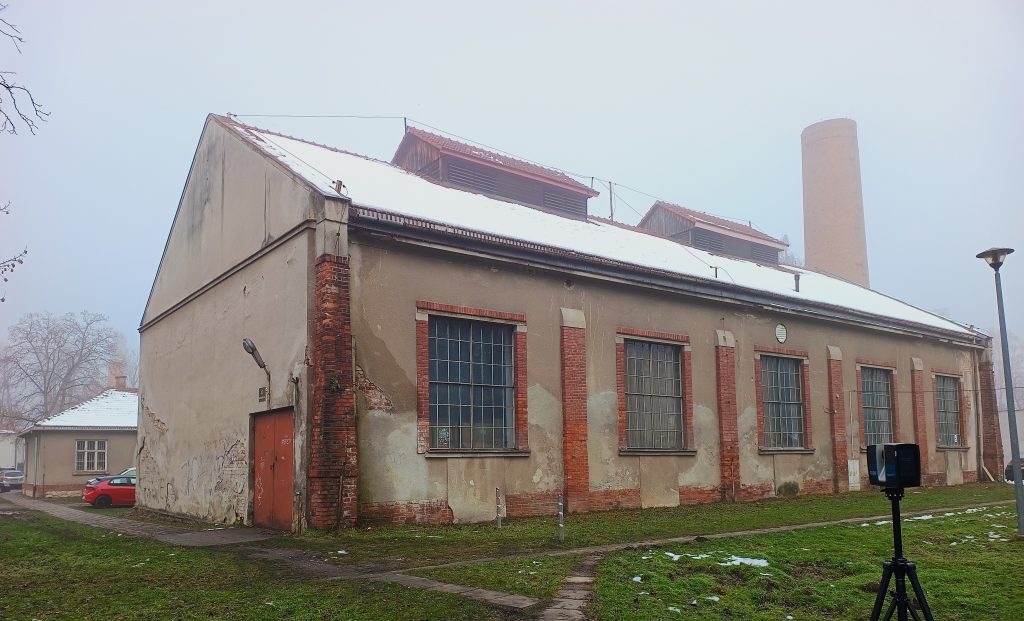 Zabytkowa kotłownia w Krakowie – elewacja budynku przed modernizacją