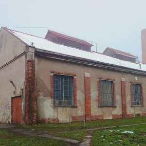 Zabytkowa kotłownia w Krakowie – elewacja budynku przed modernizacją