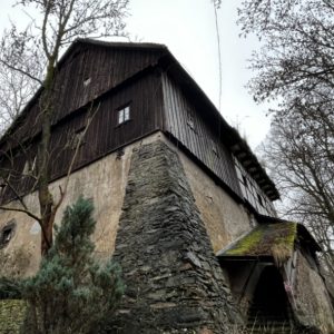 Zabytkowy drewniany obiekt w trakcie dokumentacji terenowej