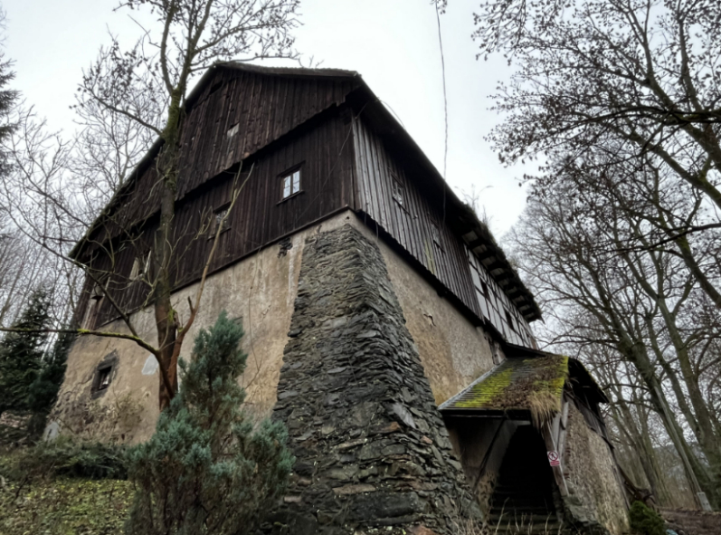 Zabytkowy drewniany obiekt w trakcie dokumentacji terenowej