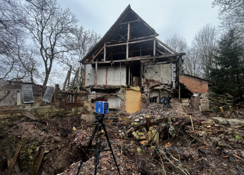 Skanowanie laserowe 3D obiektu zabytkowego w terenie