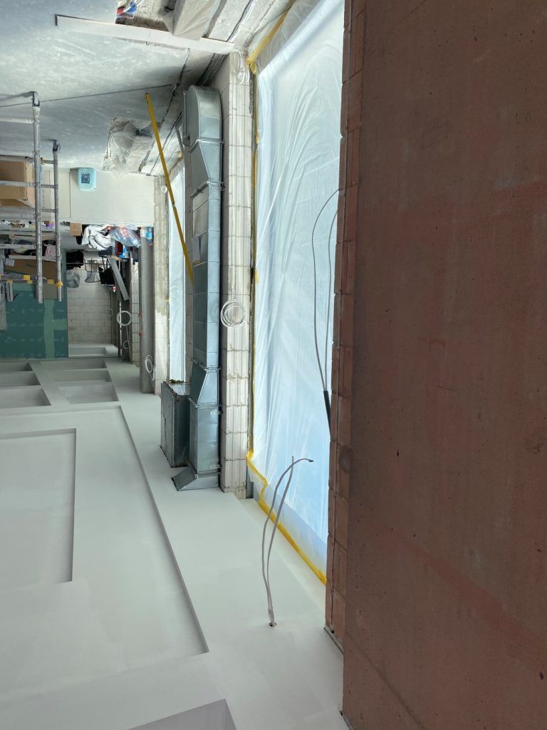 Widok wnętrza lokalu usługowego w Yacht Park podczas inwentaryzacji 3D